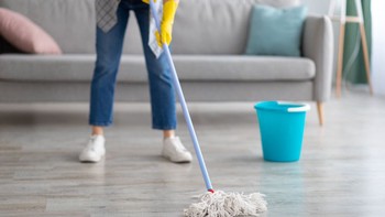 Kapan Waktu yang Tepat untuk Mengepel Lantai Rumah? Panduan Lengkap yang Mudah Dipahami
