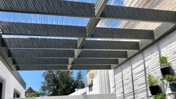 Kelebihan dan Kekurangan Menggunakan Atap Polycarbonate untuk Hunian dan Bangunan Modern