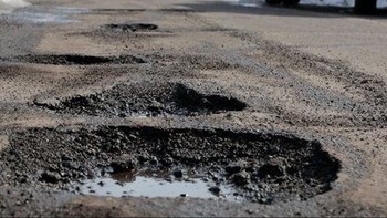 Mengapa Banyak Jalan Rusak Saat Musim Hujan? Memahami Penyebab, Dampak, dan Solusinya