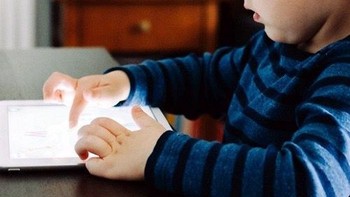 Waspada! Dampak Buruk Handphone pada Perkembangan Otak, Fisik, dan Emosi Anak