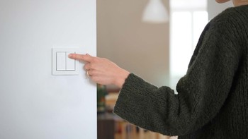 Alasan Mengapa Saklar Selalu Dipasang di Dekat Pintu? Ini Penjelasan Lengkap dari Sisi Fungsi, Keamanan, dan Desain Interior