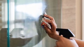 Kaca Kembali Bersih! Berikut Cara Membersihkan Bekas Lem di Kaca dengan Mudah dan Aman