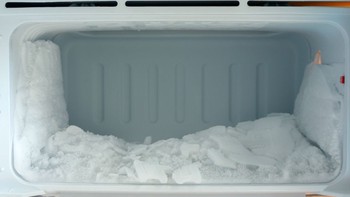 Cara Membersihkan Freezer yang Sudah Tertumpuk Es Batu dengan Aman dan Efektif