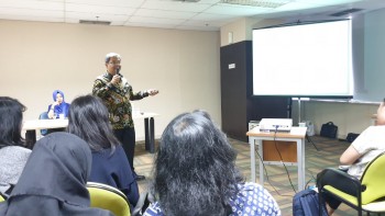 Sharing about how to break the market in this challenging situation at Tarumanagara University