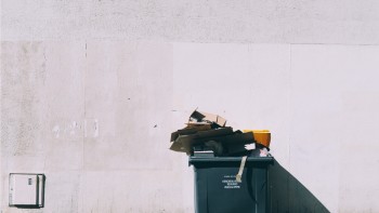 Jerat Hukuman Untuk Menumpuk Sampah di Pinggir Jalan