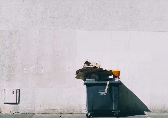 Jerat Hukuman Untuk Menumpuk Sampah di Pinggir Jalan